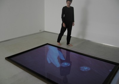Videoinstallation attraction-repulsion, 2005, Wasser, Folie, Metall. Videoprojektion, 250 x 180 cm