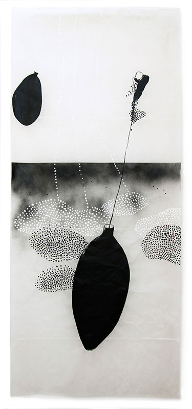 17 traces humaines, 2013, Acryl, Sprühlack, Wachs auf Japanpapier, 220 x 97 cm
