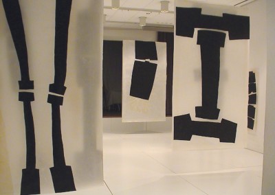 (1) Installation "Pas de deux", 2003 Kunstverein Biberach, gewachste Acrylzeichnungen und Collagen,je 265 x 150 cm