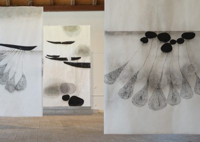 schwer-leicht, 2019, Bildfahnen im Kunstverein Nördlingen, Tusche, Wachs :Japanpapier, je 317 x 196 cm