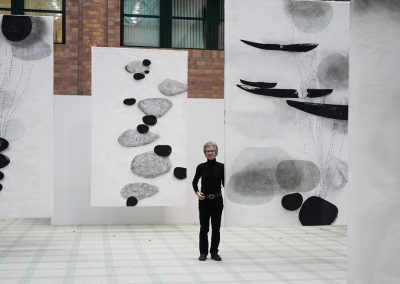 Installation Echo_im Fluss, 2019, Tusche, Acryl, Wachs / Japanpapier, je 315 x 193 cm, Kreissparkasse Ravensburg