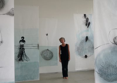 Fragile Balance, 2021, Bildfahneninstallation im Ravensburger Atelier
